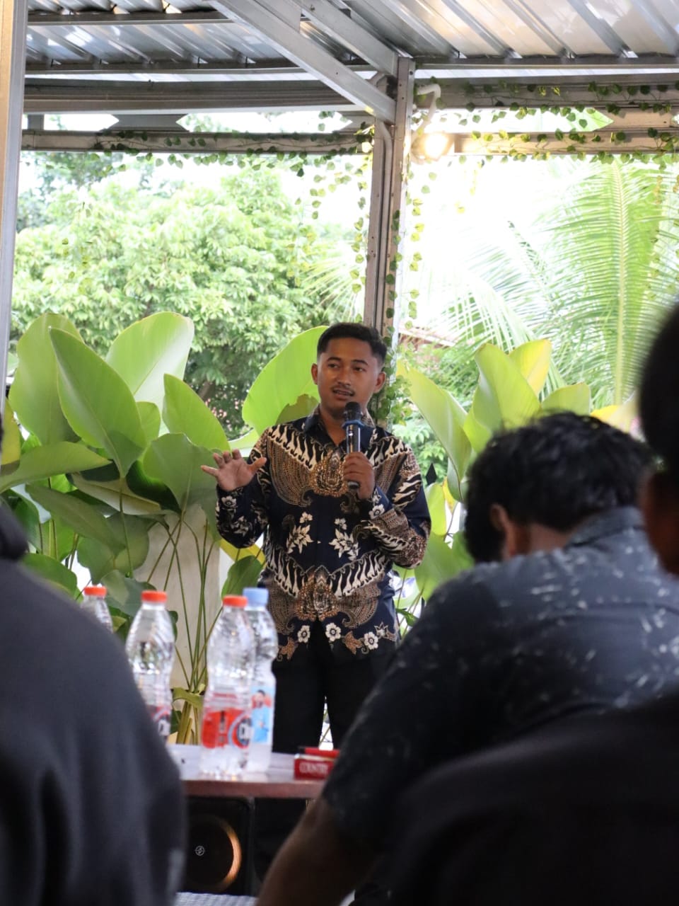 Suasana Dialog Kebangsaan AMAN Kalimantan Tengah di Palangka Raya, Jumat (8/11/2025), saat Ketua DPW AMAN Tirta Yoga Panuntun menyampaikan dukungan pemberian gelar pahlawan untuk Soeharto di hadapan peserta.