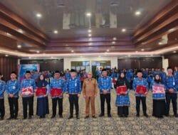 Bupati Kotabaru Sematkan Satyalancana Karya Satya Kepada ASN Yang Mengabdi Puluhan Tahun