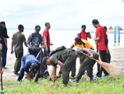 Armada RI Rayakan HUT ke-80 dengan Aksi Bersih Pantai di Kotabaru