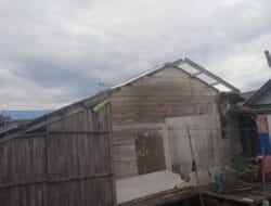 Angin Puting Beliung Rusak Atap Beberapa Rumah di Perumnas Rampa Baru di Kotabaru