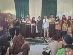 Dorong Literasi dan Karakter Pelajar, Disdikbud dan PWI Kotabaru Serahkan Hadiah Lomba Menulis Berita di SMPN 7
