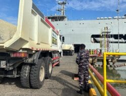 KRI Makassar-590 Sandar di Kotabaru, Bawa Bantuan Alat Berat untuk Aceh