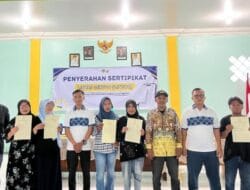 Perkuat Ekonomi Warga, 26 UMKM di Kotabaru Terima Sertipikat Tanah