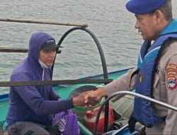 Sat Polairud Polres Kotabaru Bagikan Sembako kepada Nelayan di Perairan Selat Laut