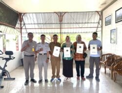 Kepastian Hukum Hadir Di Bumi Transmigrasi: Kantah Kotabaru Serahkan Sertipikat Tanah Warga Pamukan Indah