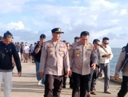 Kunjungi Polsek Pulau Sembilan, Kapolres Kotabaru Beri Motivasi Personel dan Serahkan Bantuan Pendidikan Kepada Siswa