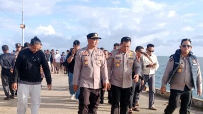Kunjungi Polsek Pulau Sembilan, Kapolres Kotabaru Beri Motivasi Personel dan Serahkan Bantuan Pendidikan Kepada Siswa