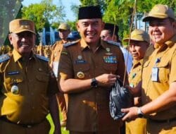 Pemkab Tanah Laut Bagikan Bibit Ulin dan Beri Penghargaan Lingkungan