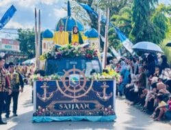Tampilan Miniatur Masjid Apung, Kontingen Kotabaru Semarakkan Pawai Ta’aruf MTQ XXXVI Tingkat Provinsi Kalimantan Selatan di Marabahan