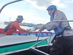 Gelar Jumat Berkah  Sat Polairud Kotabaru Bagikan Makanan Kepada Nelayan