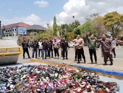 2.946 Botol Miras Ilegal Dimusnahkan, Kapolres Hingga Kajari Lempar Botol ke Tumpukan