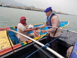 Tebar Kepedulian di Tengah Laut, Sat Polairud Polres Kotabaru Gelar Jumat Berkah untuk Nelayan