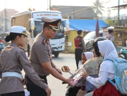 Pastikan Keselamatan Pelajar, Kapolres Tanah Bumbu Turun Langsung Atur Lalu Lintas