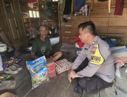Kapolsek Mantewe Gerakkan Bhabinkamtibmas, Salurkan Sembako dan Bantu Pemasangan Listrik Warga